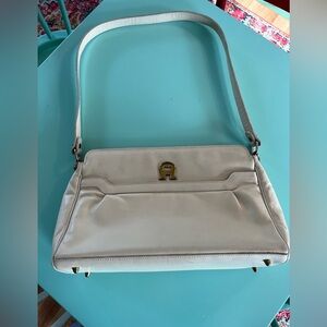 Etienne Aigner Vintage GUC light tan leather. Bottom has feet for protection